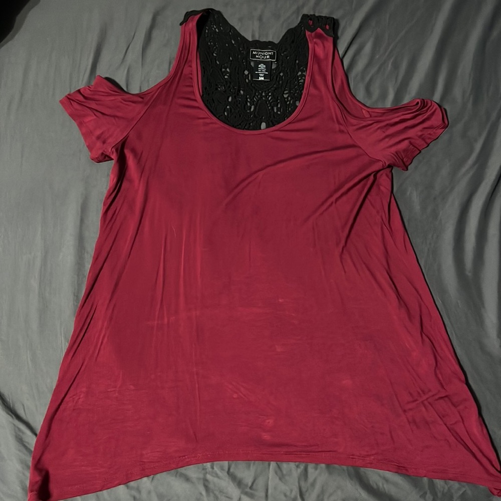 Midnight Hour Hot Top Red/Black Cold Shoulder Shirt w/ crotchet Back Size Small